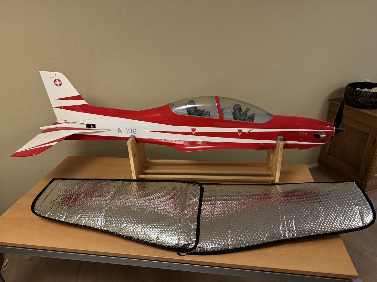RC Flugzeug Pilatus PC-21 rot weiss guter Zustand (Gebraucht) in ...