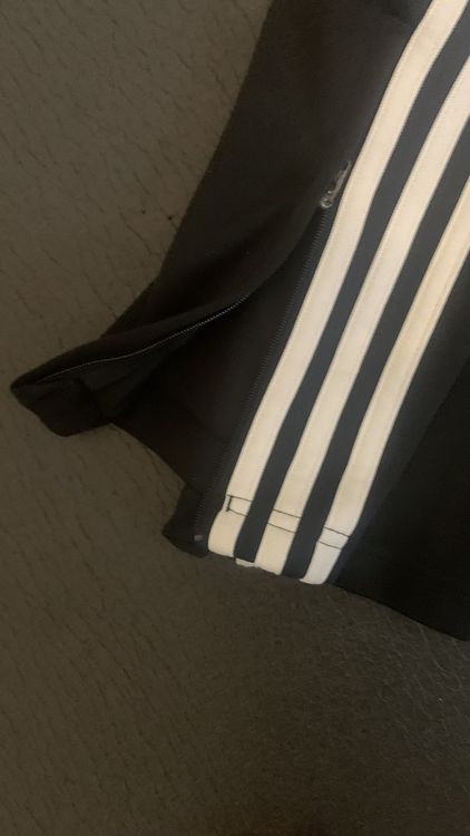 Adidas Hosen: Adidas Trainingshose, Gr. 152, Schwarz mit Streifen Design! – Gebraucht aus Zürich von 15mayo15 3