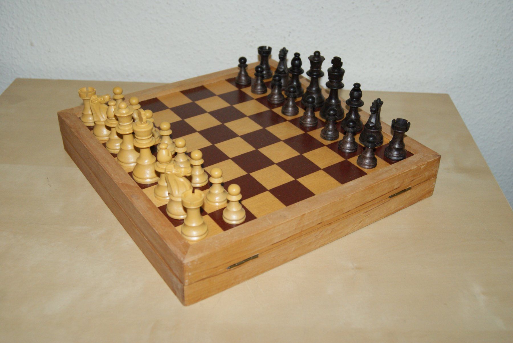 Giochi: Schachbrett-Box aus Holz mit Bakelit? Figuren – Usato da Zürich venduto da Widi1 3