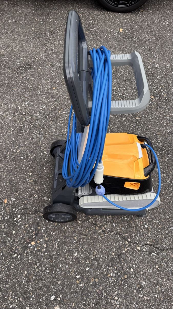 Dolphin Accessori per Piscine: Poolroboter Dolphin E35 einwandfreier Zustand – Usato da Hofstetten SO venduto da Obelix2000 3
