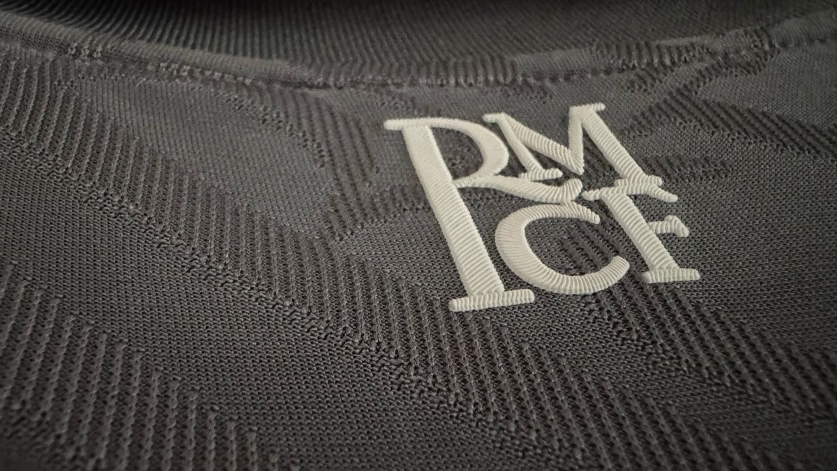 Real Madrid Canottiere & Pantaloni: Real Madrid Maillot Authentique Third 24/25 Gris Graphite – Nuovo (secondo la descrizione) da Rheinfelden venduto da flo_6rzz 6