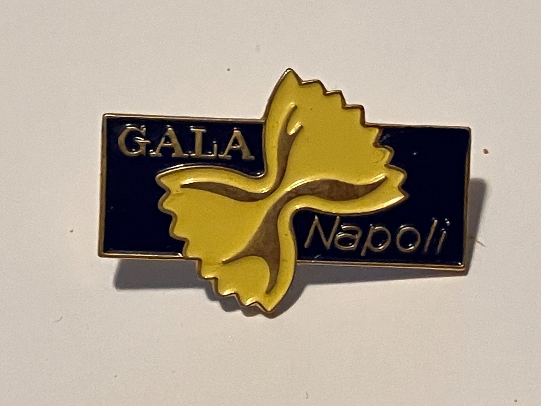 Placchette & Badge: 1 Pin Gala Napoli Teigwaren – Usato da Basel venduto da djwwpp
