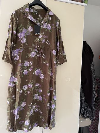 Neues Wunderschönes Kleid ( Marke: pieces)