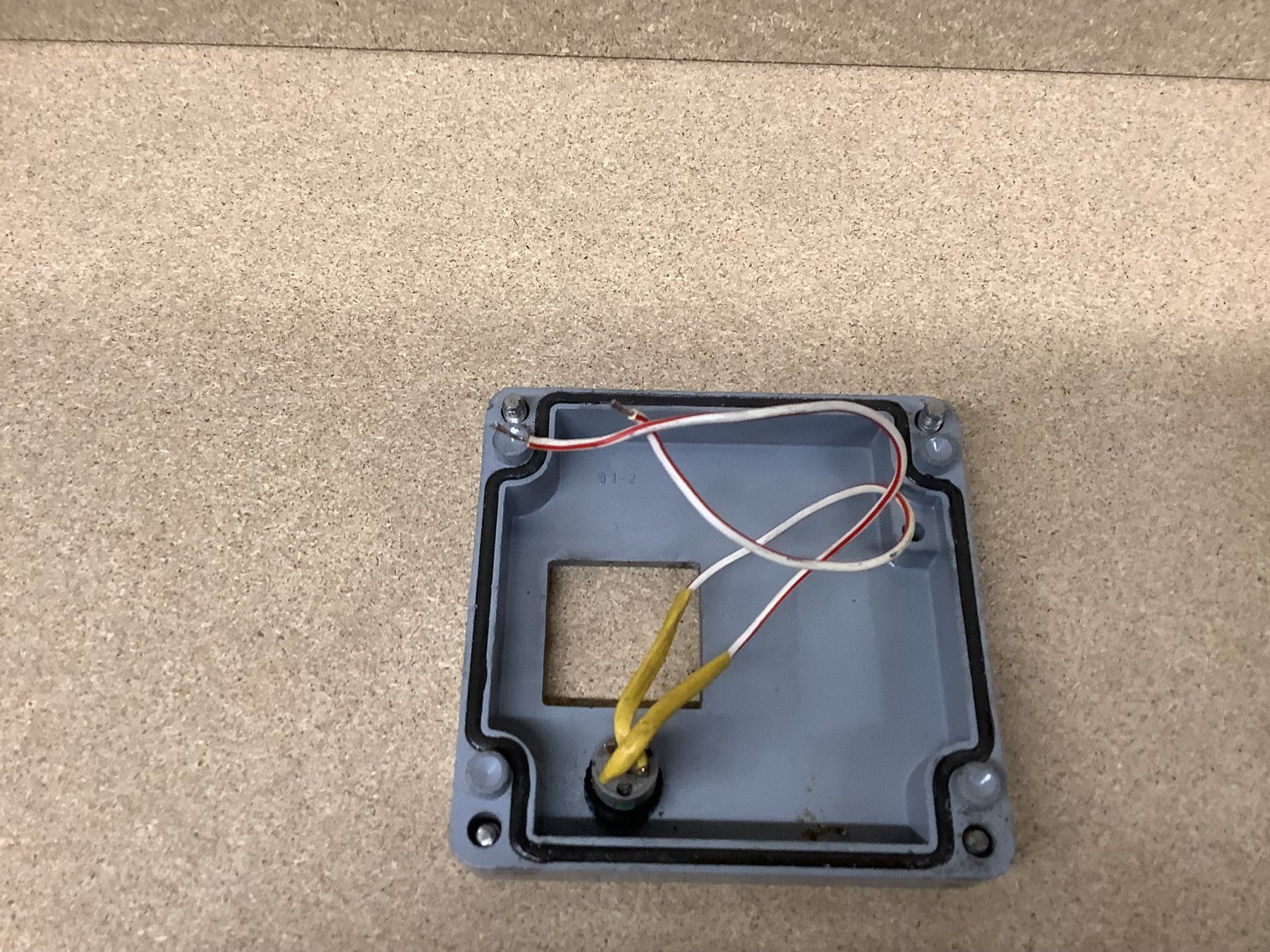Elektronikbauteile: Metal Dose – Gebraucht aus Glarus von Mdelphi 7