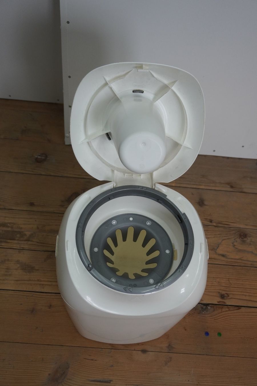Tommee Tippee Cestini per rifiuti: Tommee Tippee Sangenic Windeleimer - ohne Kartuschen – Usato da Thunstetten venduto da blob87 2