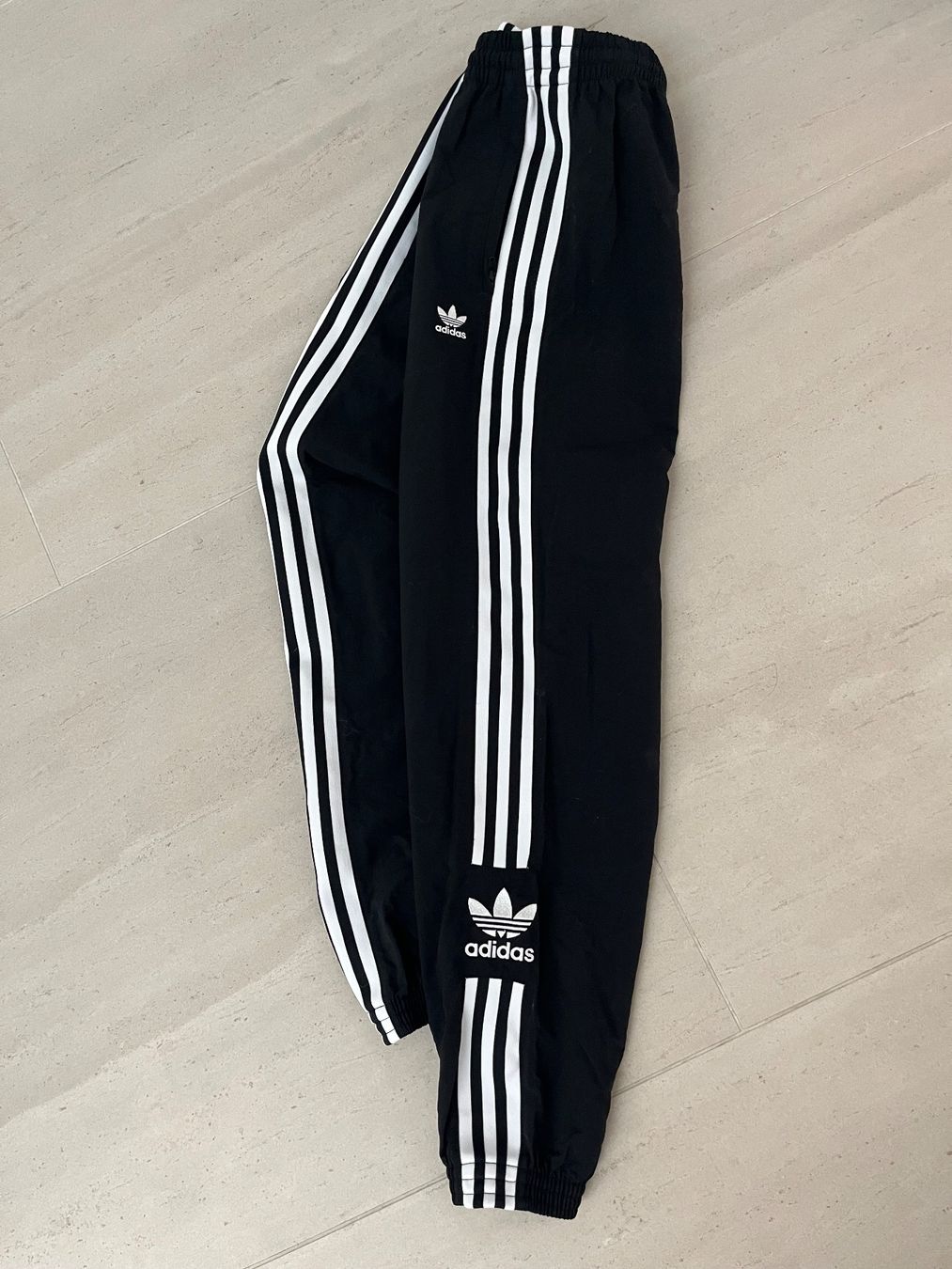 Adidas Pantaloni: Original Adidas Jogginghose Gr UK 8/EU34 – Nuovo (secondo la descrizione) da Luzern venduto da Sono2 1