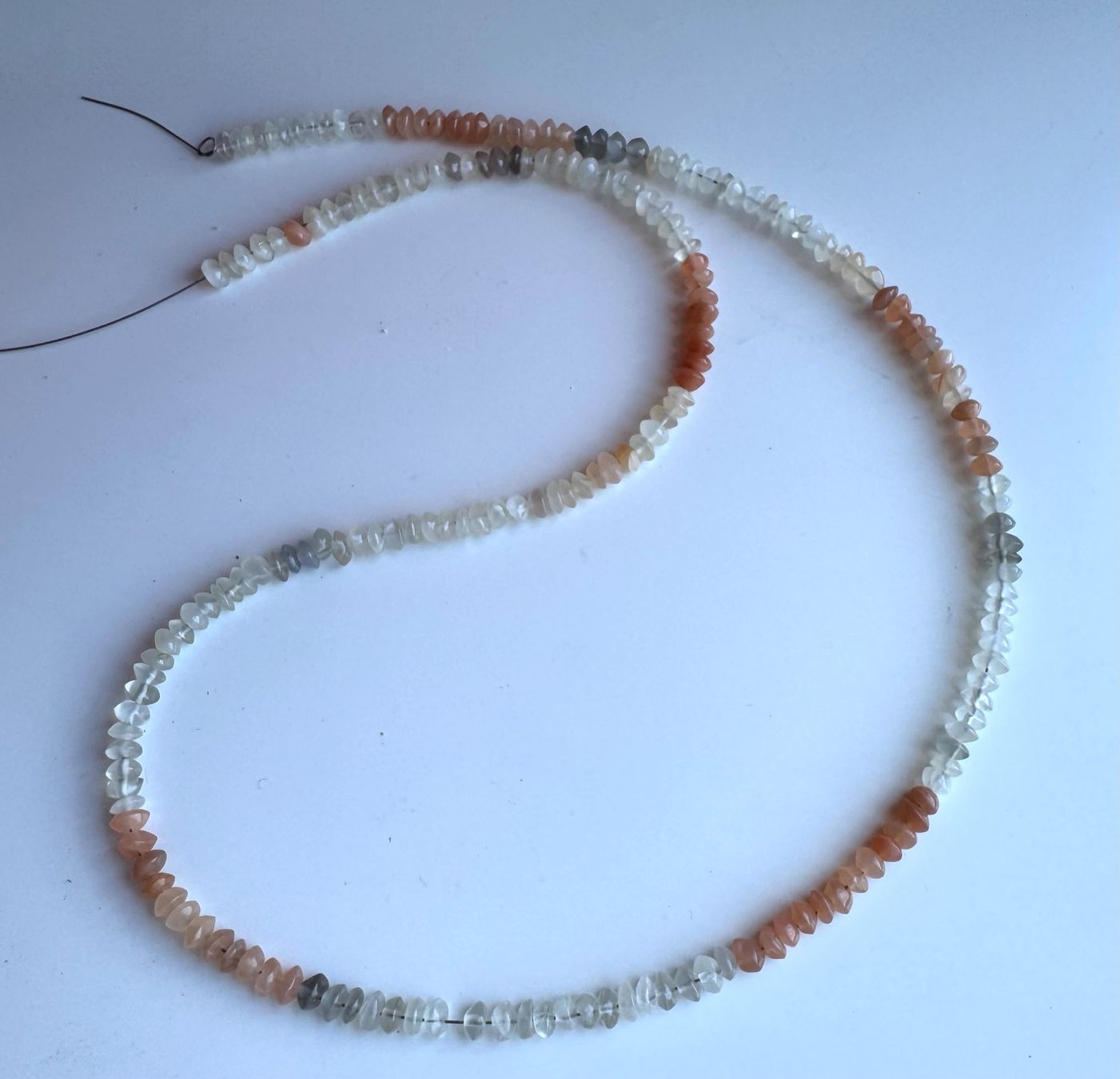 Catenine: Mondstein      extra  spezielle Form   ca 4 bis 5 mm    44cm – Nuovo e nell'imballaggio originale da Leuggern venduto da gemshow 2