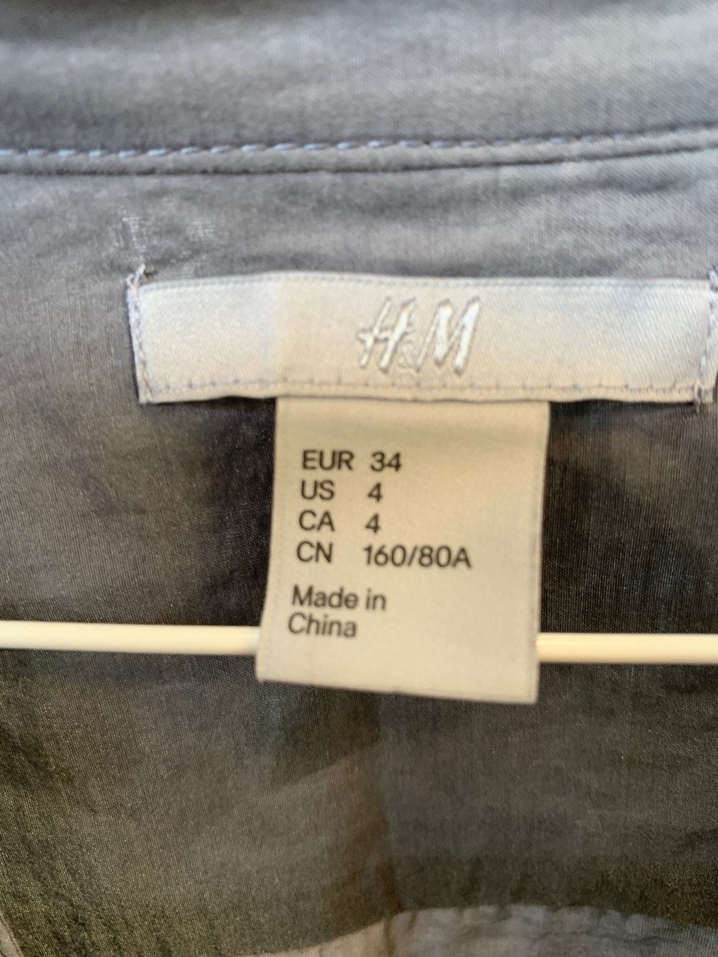 H&M Camicette: H&M Bluse, grau, Rüschen, Grösse 34, Baumwolle / Seide – Usato da St. Gallen venduto da Miousch 2