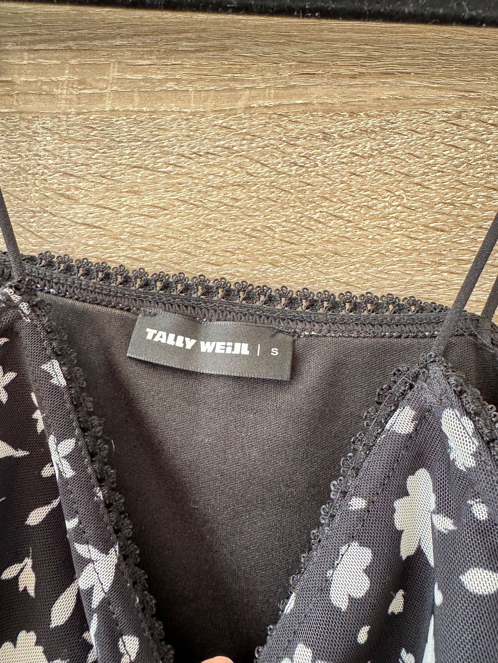 Vestiti: Robe noire courte à fleur – Usato da Montreux venduto da Izapeche811 2