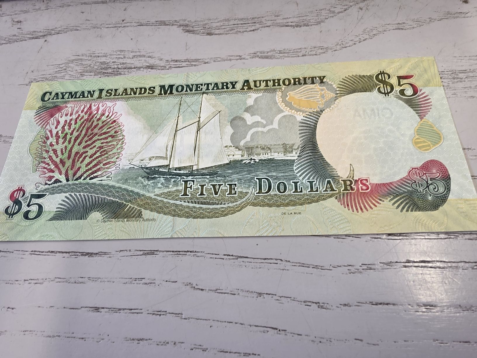 Banknoten: Cayman Islands 5 Dollars 2005 banknote – Neu und originalverpackt aus Herisau von Antiques.AR 1