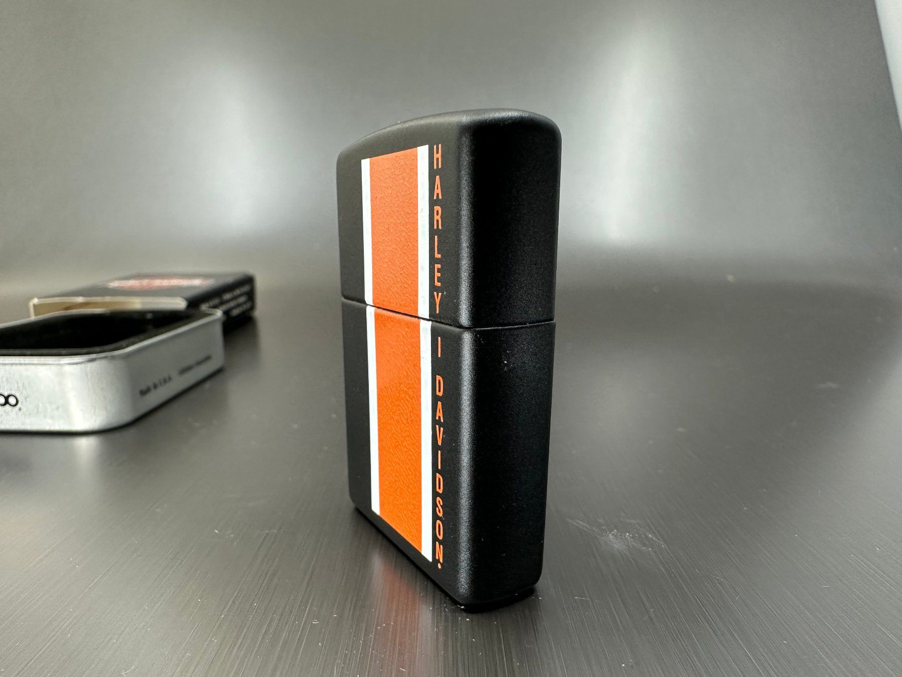 Zippo Accendini: Zippo Harley Davidson, Schwarz Orange Harley Stripe – Nuovo (secondo la descrizione) da Arisdorf venduto da Liquidus 1