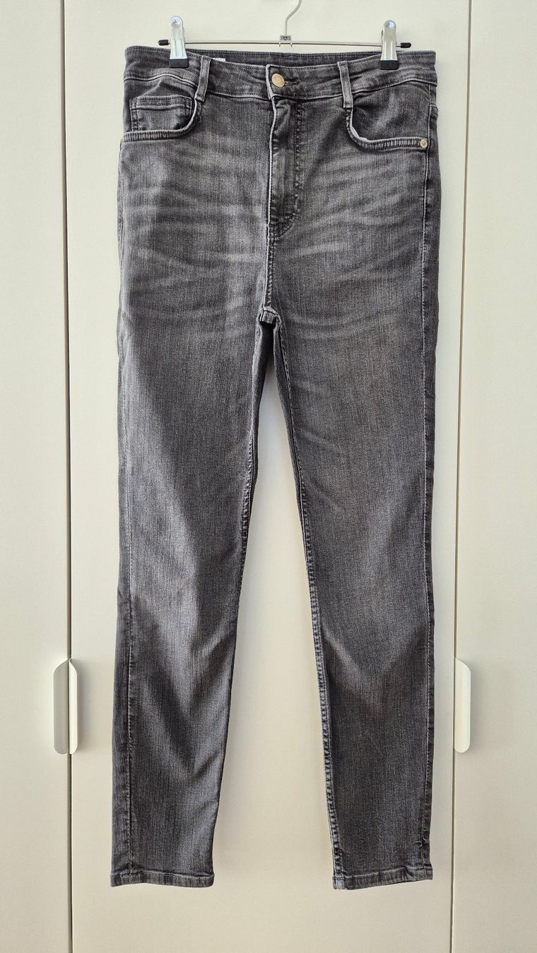 Zara Jeans: ZARA Skinny Stretch-Jeans, grau, Gr. 40 – Gebraucht aus Münchenstein von Trinity