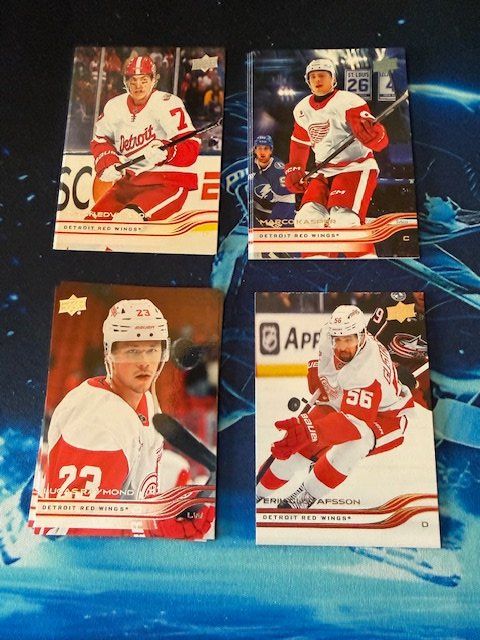 NHL Carte collezionabili: NHL/Upper Deck Serie2/2025-2026/Base/Detroid Red Wings – Nuovo (secondo la descrizione) da Jegenstorf venduto da Hcm