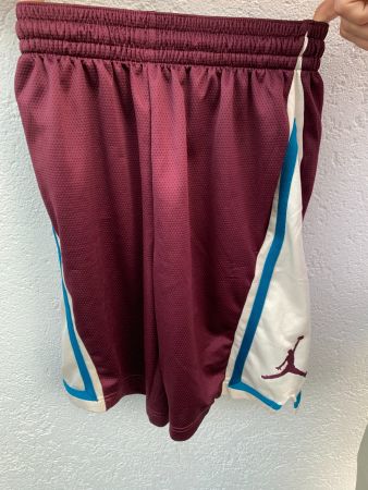 Nike Air Jordan Basketball Shorts, Grösse S, bordeaux