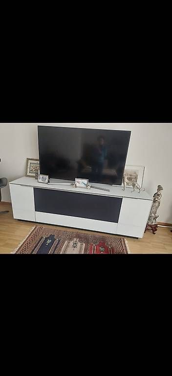 Meubles TV: Tv Komode mit Glass Oberfläche – D'occasion à Oberentfelden par eva_vrf7