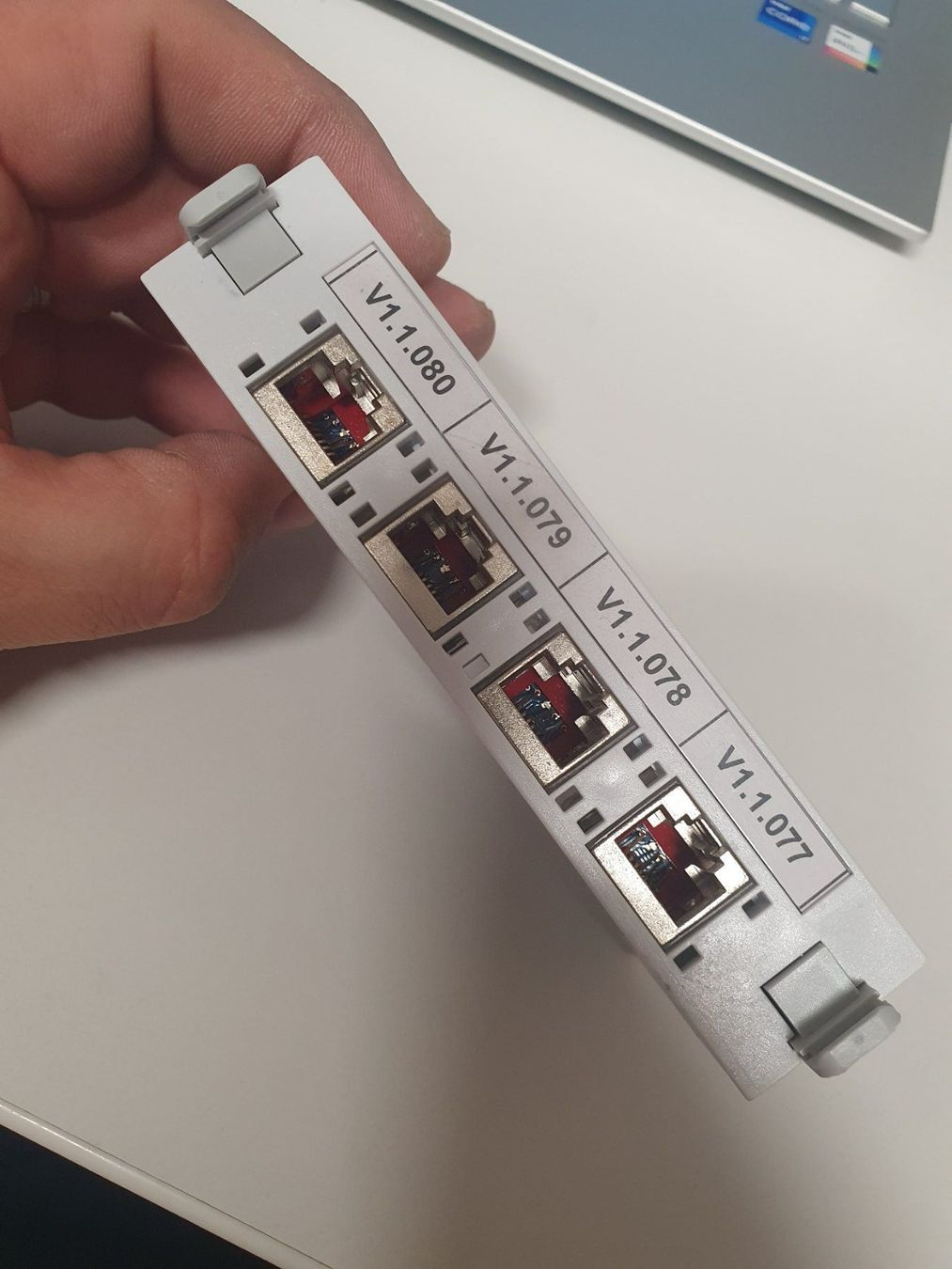 Racks & Cavalletti: Anschlussmodulträger Global Patchpanel R&M R+M R35402 Cat6a – Usato da Zürich venduto da eymen20 1