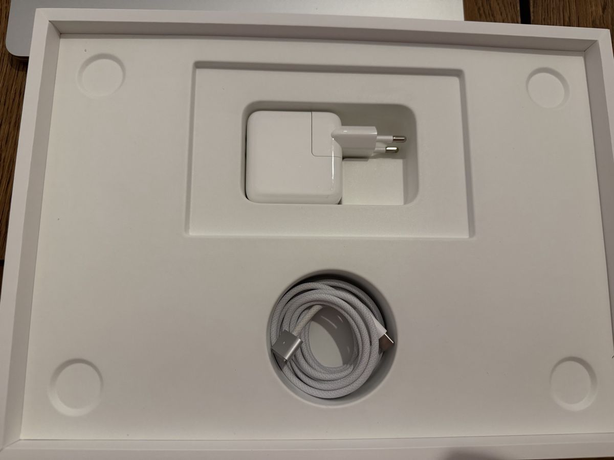 Apple Notebooks: Apple MacBook Air 2025 avec puce M4 – Neu (gemäss Beschreibung) aus Grand-Lancy von ARBERTT 2