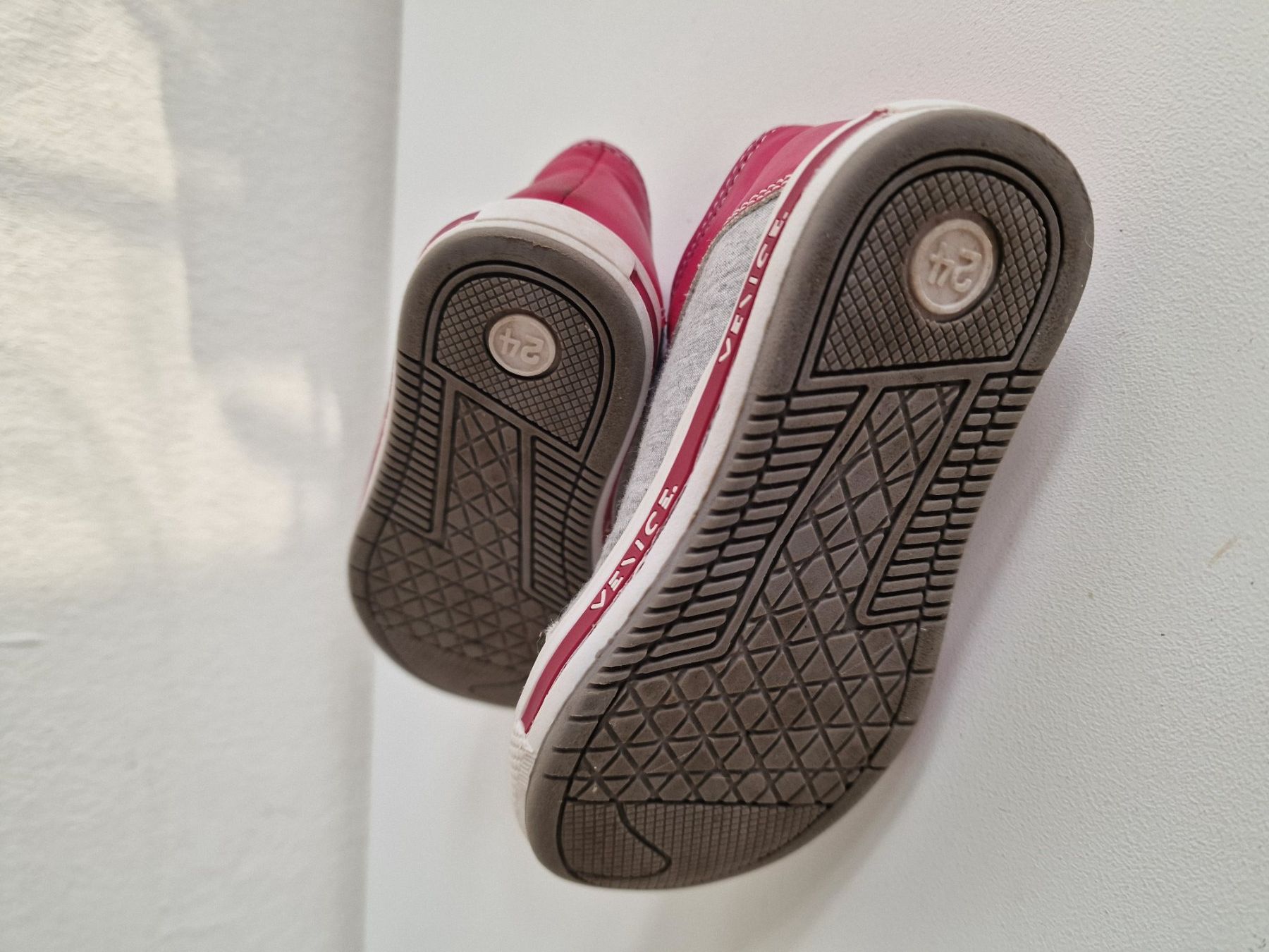 Scarpe per ragazze: Mädchen Sneaker Venice Gr. 24 Weiss Pink Grau – Usato da Hallau venduto da CHACLA 4