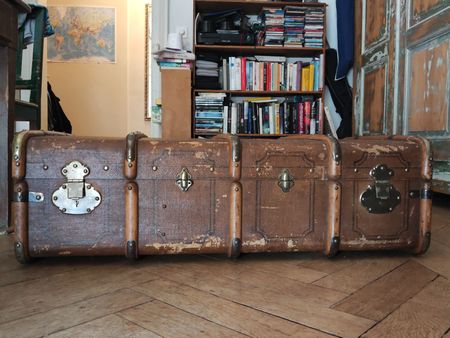 Reisekoffer alt braun mit Ledergriff und Messingbeschlägen
