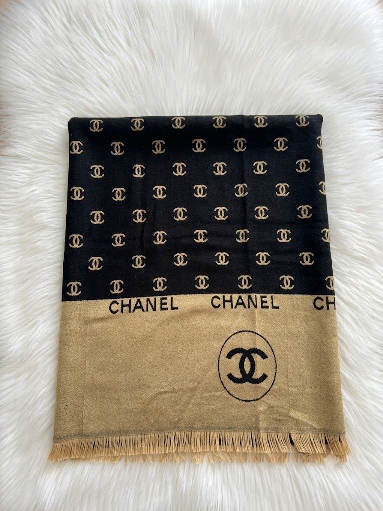 Chanel Foulards, Tücher & Schals: CHANEL BEAUTÉ Schal / Plaid mit CC-Monogramm – Gebraucht aus Dörflingen von Raskan 1