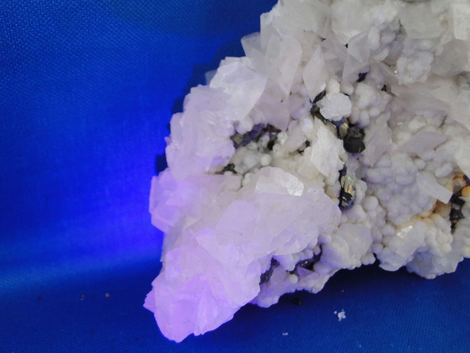 Minerali & Pietre curative: Calcit (UV-Pink) mit Arsenopyrit – Usato da Schinznach Bad venduto da Demerald 1