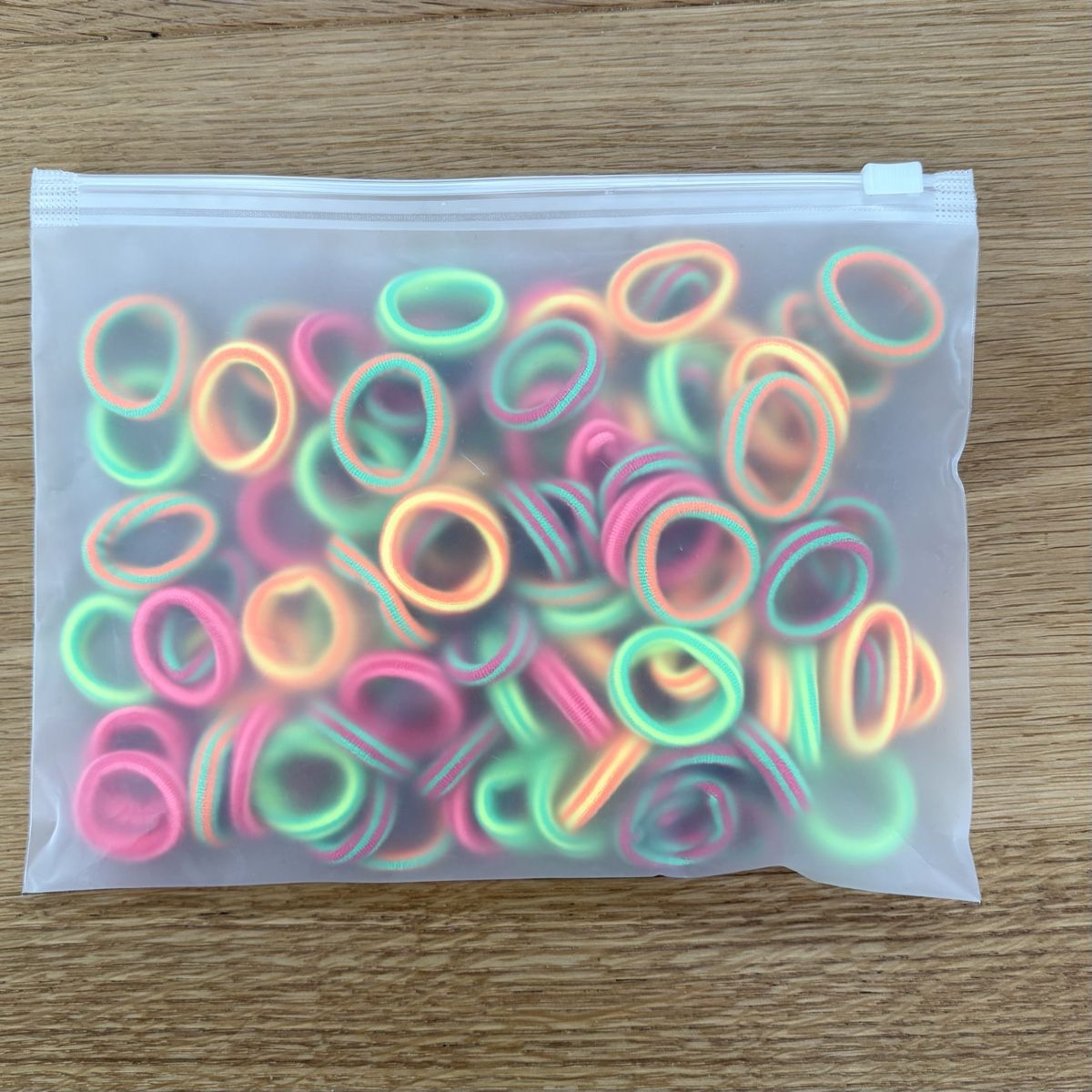 Accessori per capelli: 100 Haargummis, bunte Gummis, NEU! – Nuovo e nell'imballaggio originale da Hinwil venduto da crn139