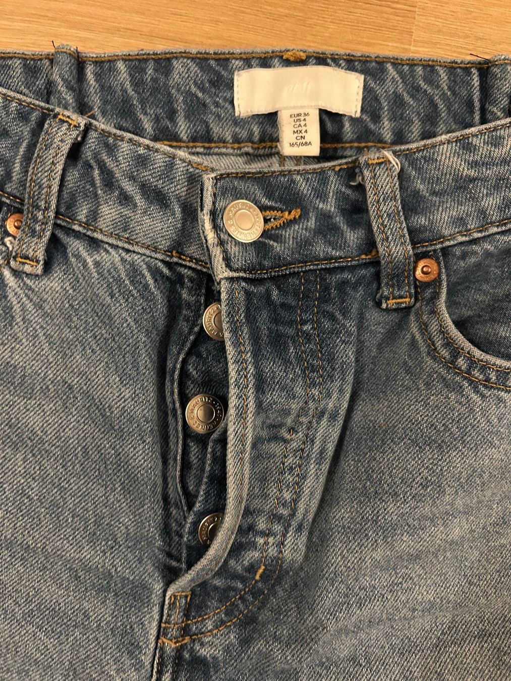 H&M Jeans: Jeans bleu, avec boutons, coupe droite – Usato da Delémont venduto da elena_neuhaus 2