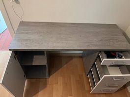 Schreibtisch mit Schubladen