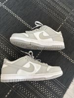 Chaussure Nike Dunk Low grise 