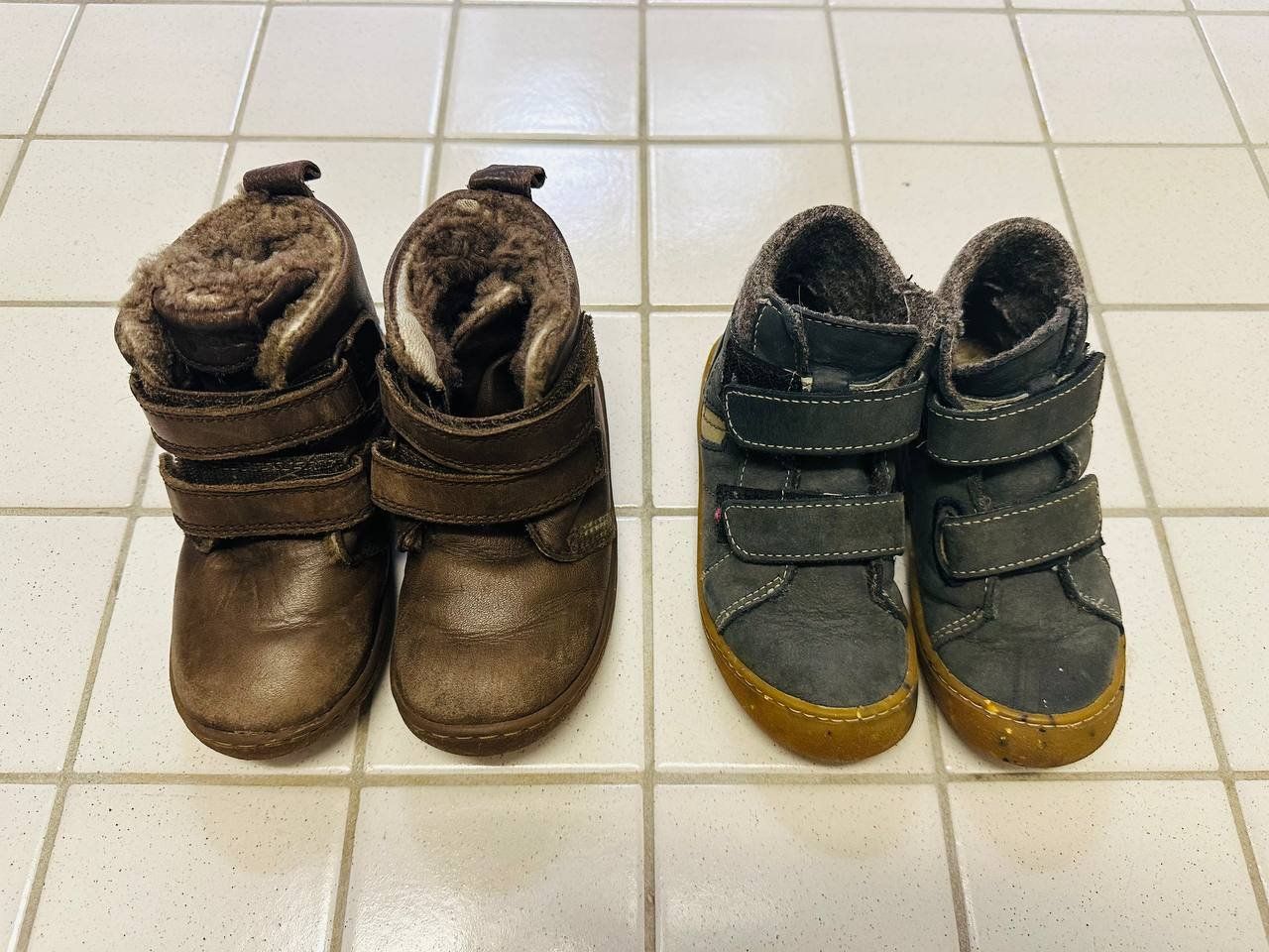 Scarpe per ragazzi: 2 Paar Kinderschuhe Gr. 25 – Usato da Basel venduto da MHJME