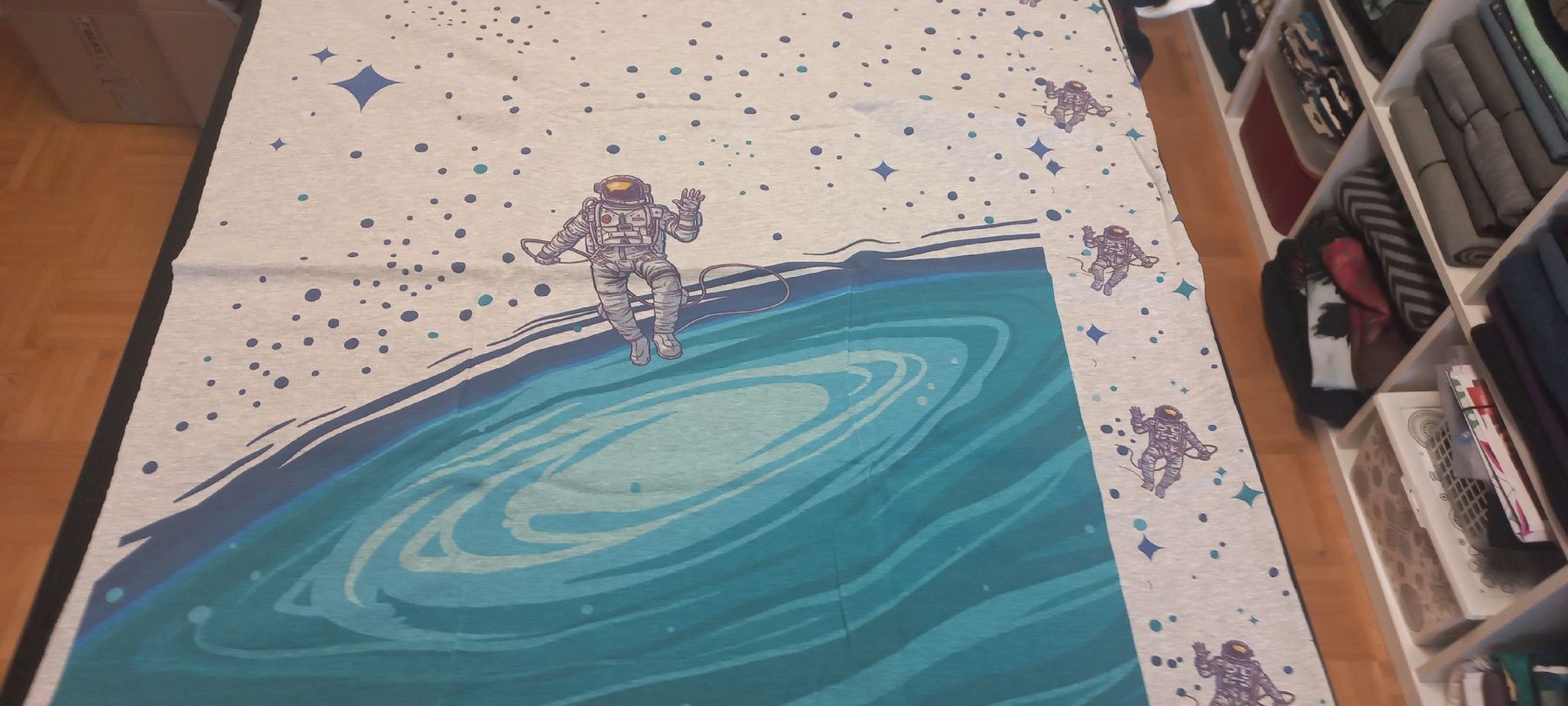 Tessuti: Panel Astronaut aus Sommersweat – Nuovo (secondo la descrizione) da Flawil venduto da nimyqu