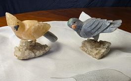 2 handgeschnitzte Vogel-Figuren aus Naturstein auf Kristall