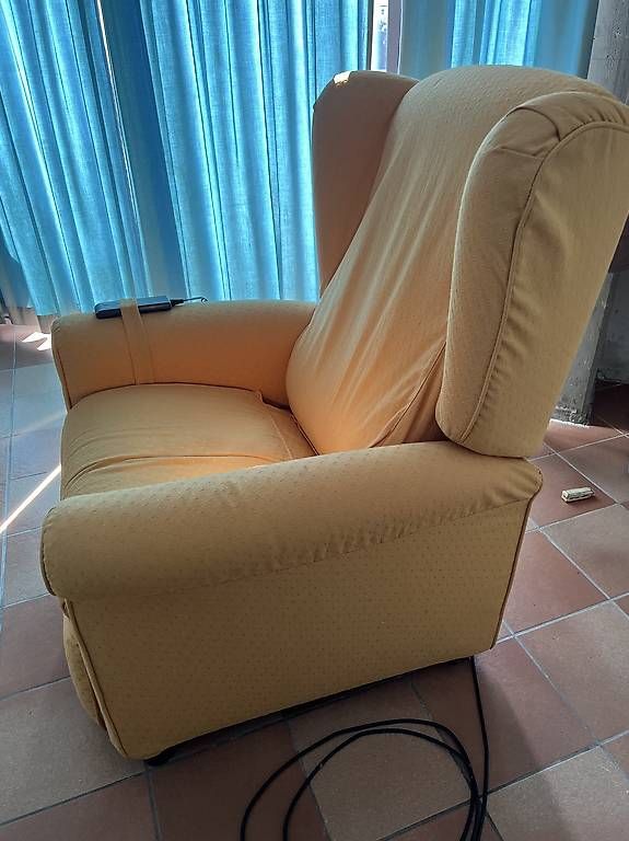 Poltrone: Poltrona elettrica tutte le posizioni – Usato da Origlio venduto da Elicius 4