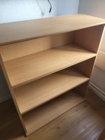 Regal aus Holz mit zwei verstellbaren Regalböden