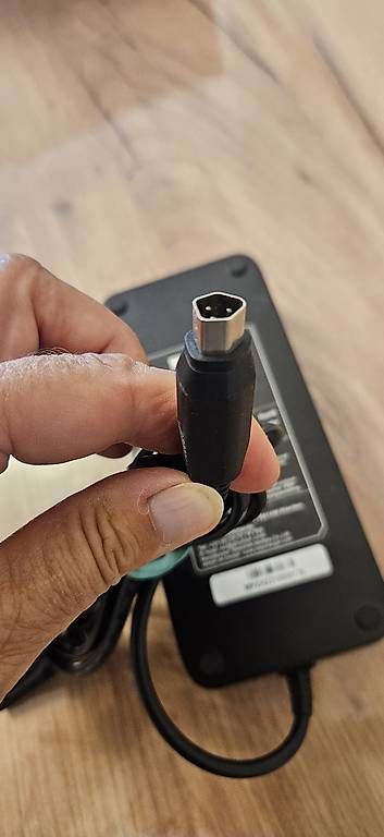 Caricabatterie: Chargeur pour E Bike 3 pôle – Nuovo (secondo la descrizione) da Lausanne venduto da sleepy47 2
