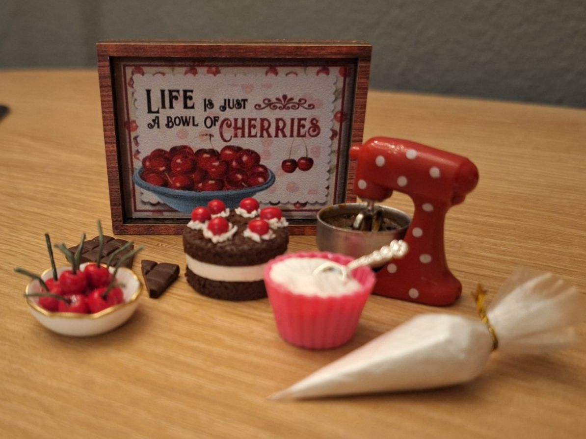 Case e mobili per bambole: Handmade Schwarzwälder Kirschtorte Back Set – Nuovo (secondo la descrizione) da Zürich venduto da HandmadeTinyFood 5