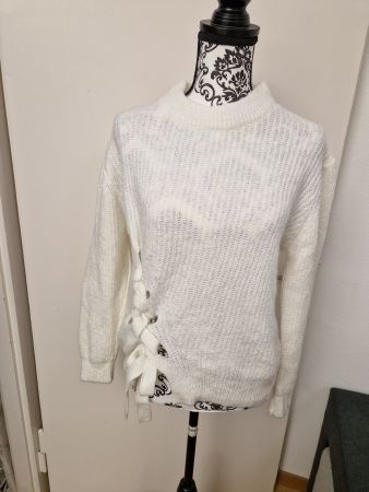 Weicher, stylischer Damenpullover Gr. M mit Schnürung