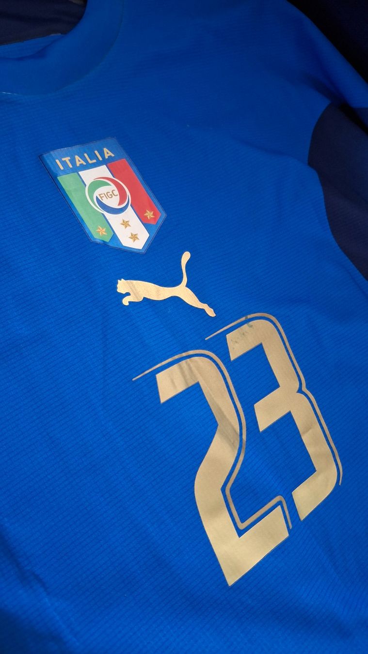 Puma Canottiere & Pantaloni: Italy 2006 player issue world cup 2006 puma – Nuovo (secondo la descrizione) da Yverdon-les-Bains venduto da flo_8fgr 2