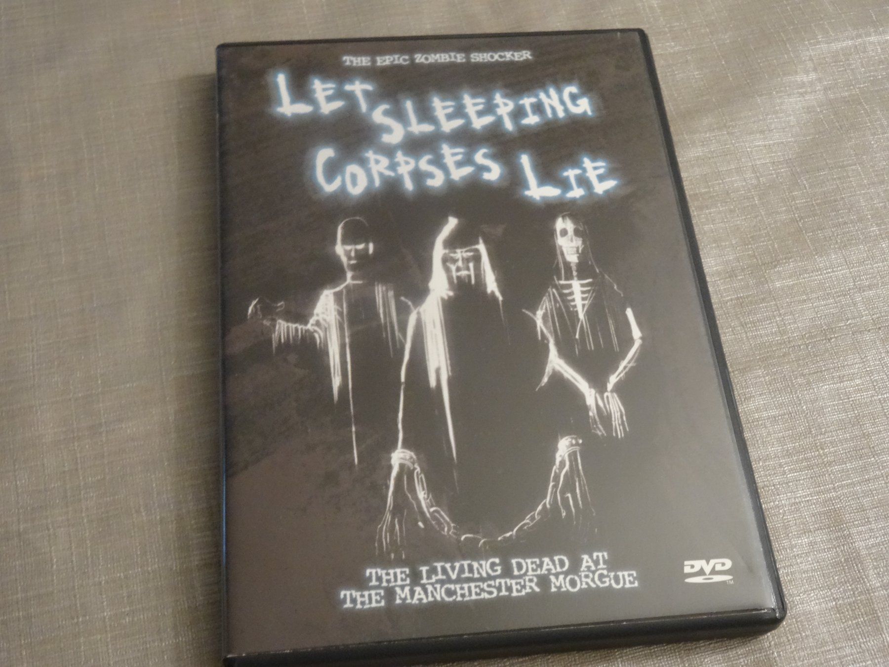 Tutti i DVDs: Let Sleeping Corpses Lie DVD IMPORT – Usato da Olten venduto da Disc-Verkauf