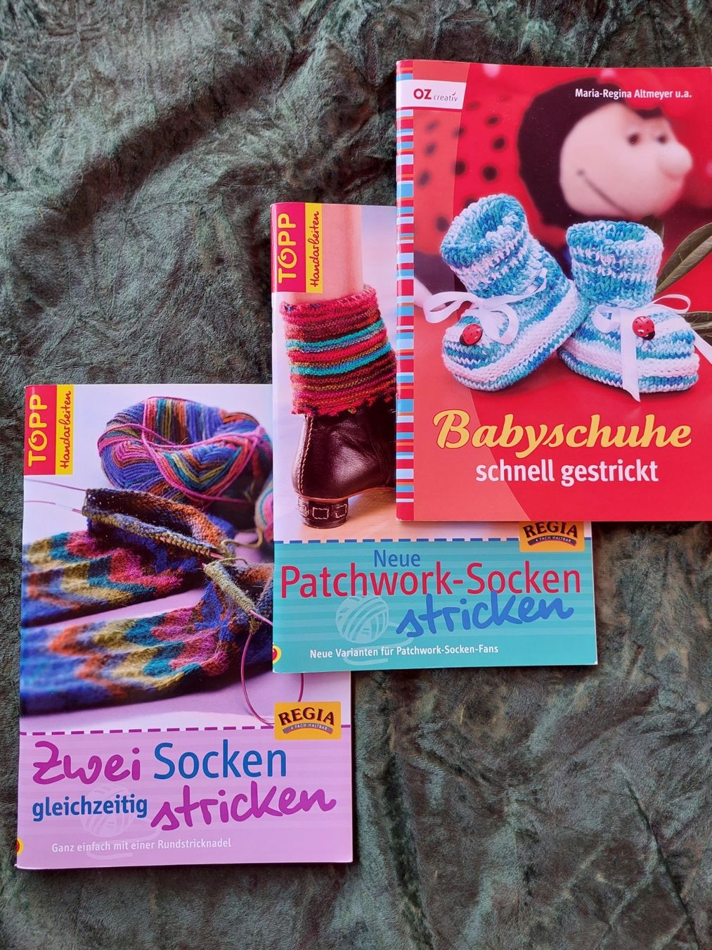 Riviste & Magazine: 3 STK SOCKEN STRICKHEFTE – Nuovo (secondo la descrizione) da Huttwil venduto da Kunterbuntli