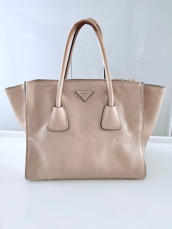 sac cabas Prada dans une couleur beige