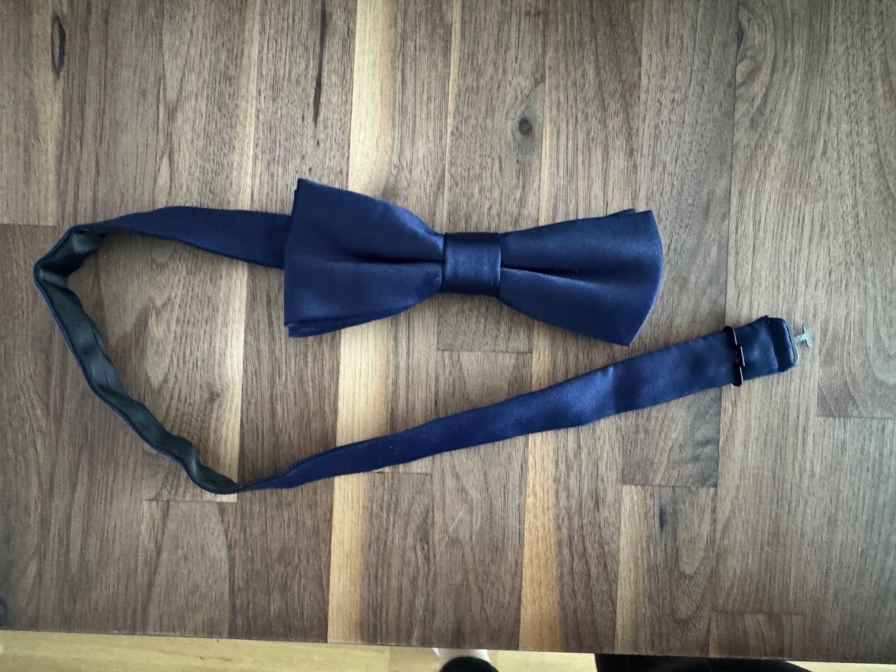 Completi, tute sportive e funzionali: Herren Anzug blau mit Fliege – Usato da Steffisburg venduto da Naesu_1995 2