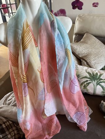 Foulard XXL d'été coloré avec imprimé feuilles
