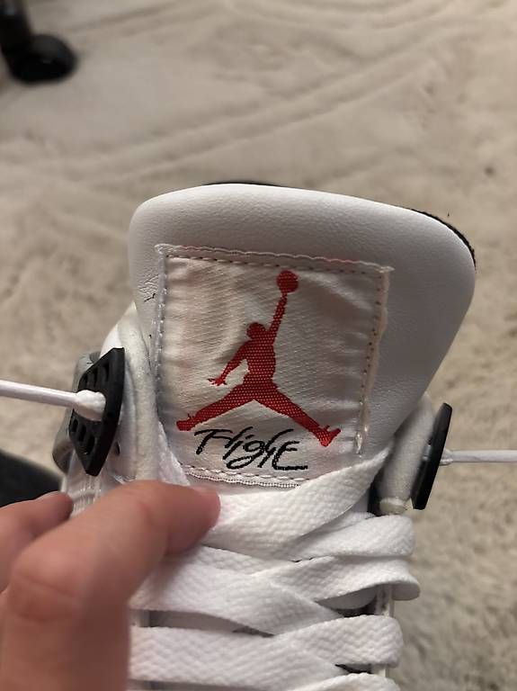 Jordan Herrenschuhe: Weisse Air Jordan 4 – Gebraucht aus Lenk im Simmental von niczbaeren 3
