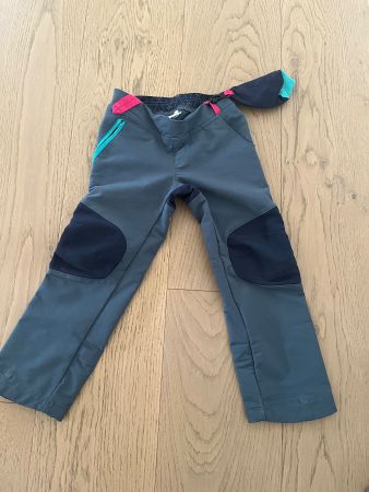 Outdoor-Hose für Kinder ab ca. 3 Jahren.
