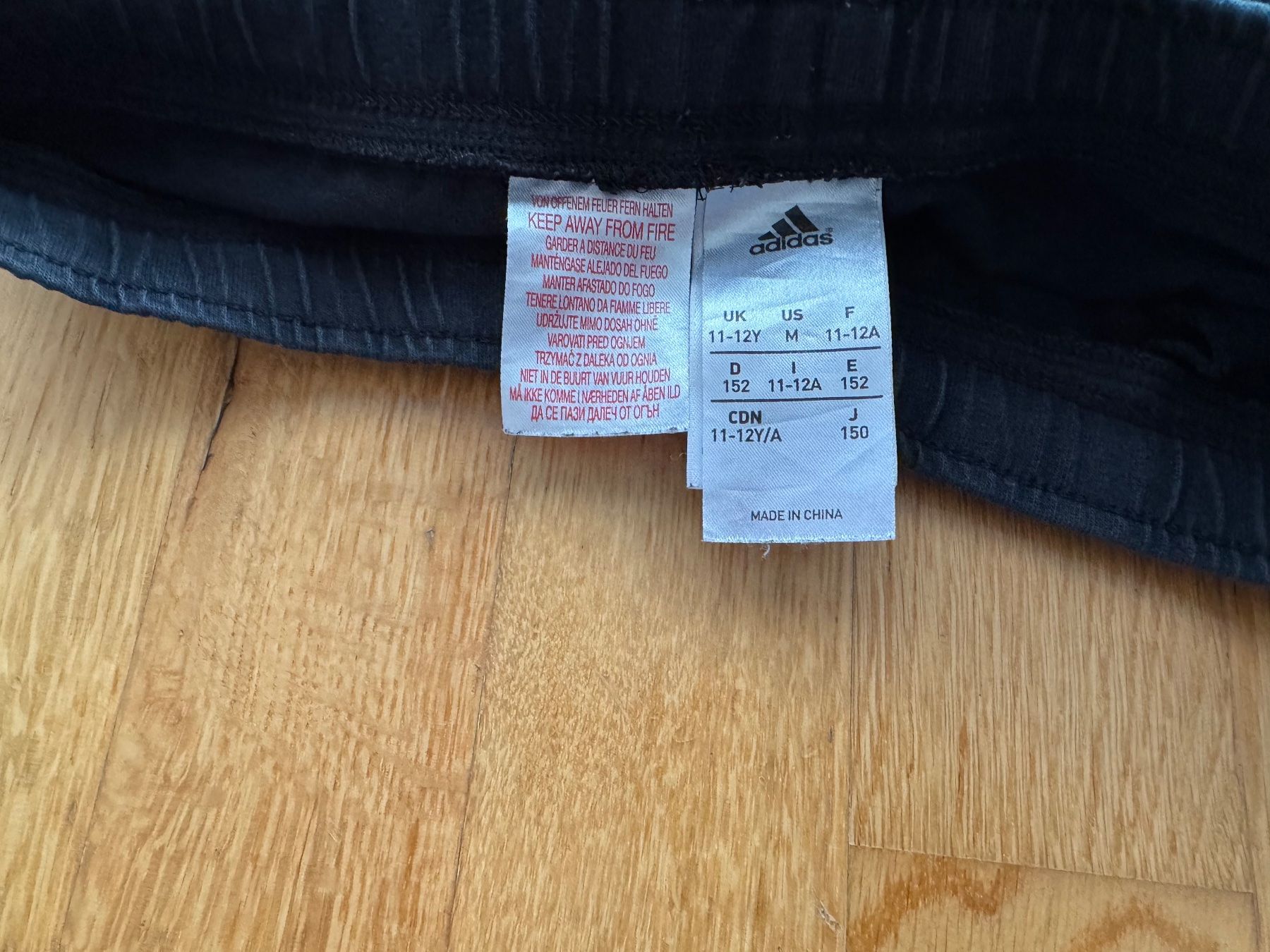 Adidas Pantaloni: Neuwertige Adidas Trainings-Short's Gr.152 – Nuovo (secondo la descrizione) da Bettlach venduto da Tradenet100 5