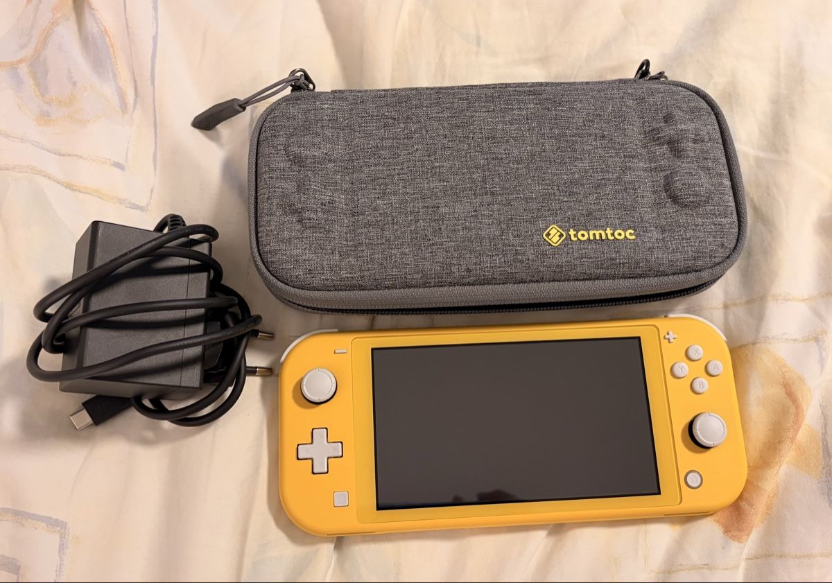Nintendo Console: Nintendo Switch Lite gelb mit Schutzhülle – Usato da Roggwil TG venduto da Cernix