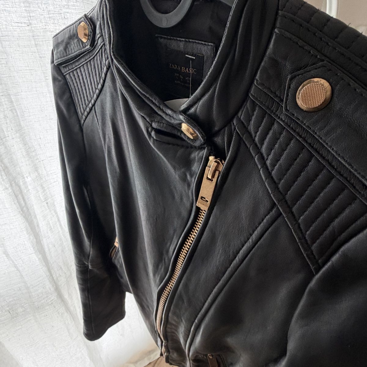 Zara Jacken: Biker Lederjacke – Gebraucht aus Beromünster von cosmopolitan68