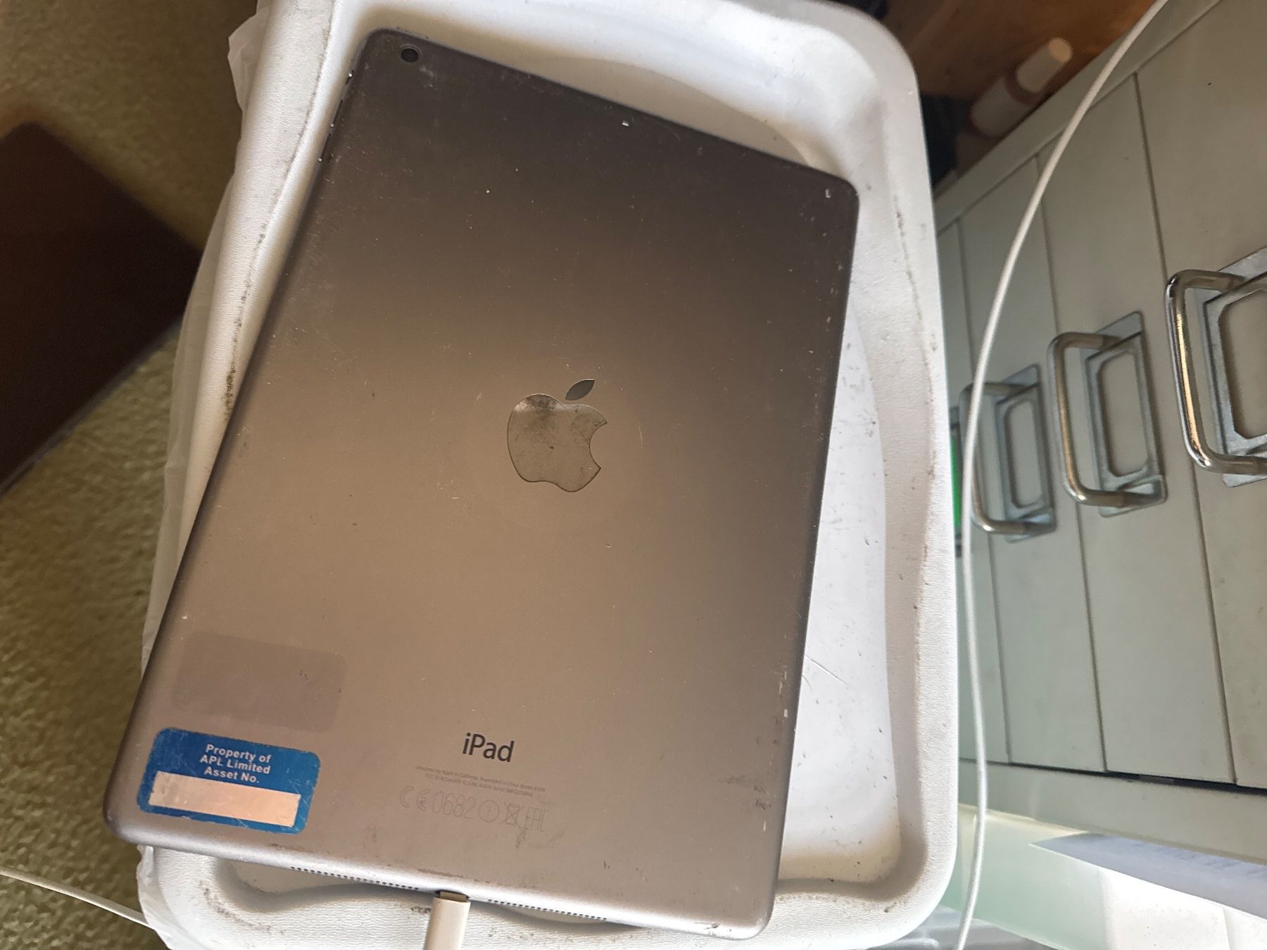 Apple Tablet PC: Ipad Air -A1474- icloude / Display top – Difettoso da Olten venduto da HoYa01 2
