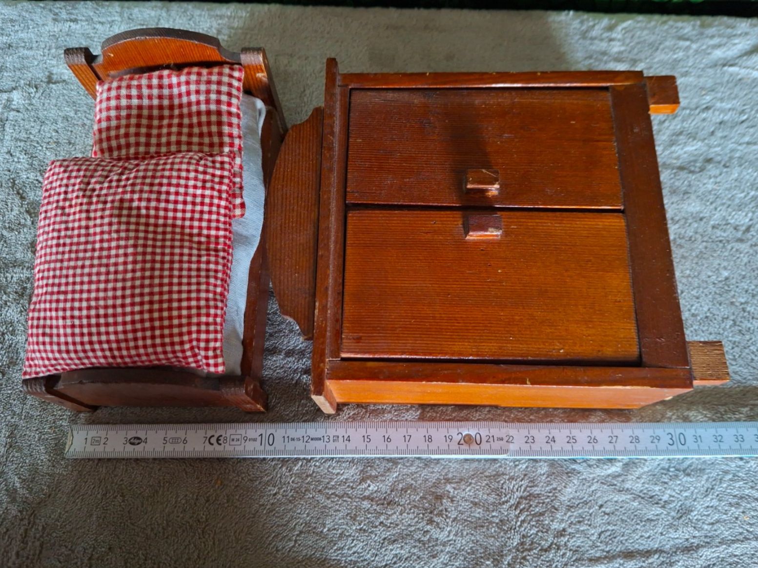 Case e mobili per bambole: Altes Puppenstube Möbel Set, Bett und Schrank aus Holz – Usato da Otelfingen venduto da silver-moon 3